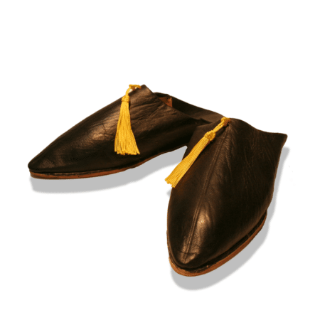 babouche pointue cuir noir pomponjaune2