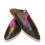 babouche pointue cuir noir pompon fushia
