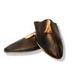 babouche pointue cuir noir pompons beige1